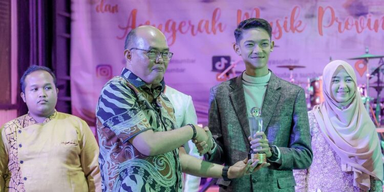 Ketua DPRD Sumbar Tutup Lomba Penyanyi Lagu Minang