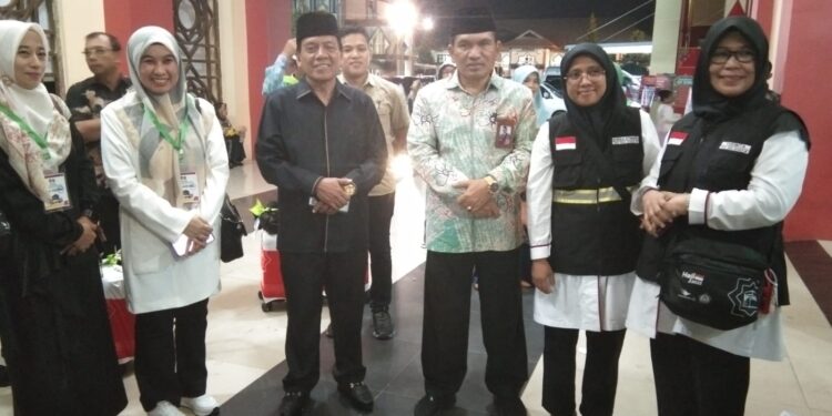 Suwirpen Suib Lepas Jemaah Haji Embarkasi Padang