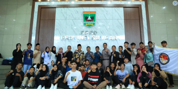 Suwirpen Suib Lepas Atlet Shokaido Sumbar Berlaga di Kejurnas