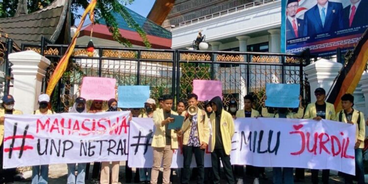 Dalam Aksi Damai di Kantor DPRD Sumbar, Mahasiswa UNP Serukan Pemilu Damai