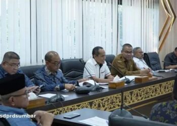 Bahas Tentang Kenaikan Harga Kebutuhan Pokok, Komisi II DPRD Sumbar Rapat Kerja dengan Mitra