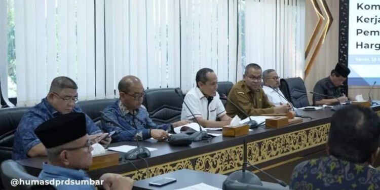 Bahas Tentang Kenaikan Harga Kebutuhan Pokok, Komisi II DPRD Sumbar Rapat Kerja dengan Mitra