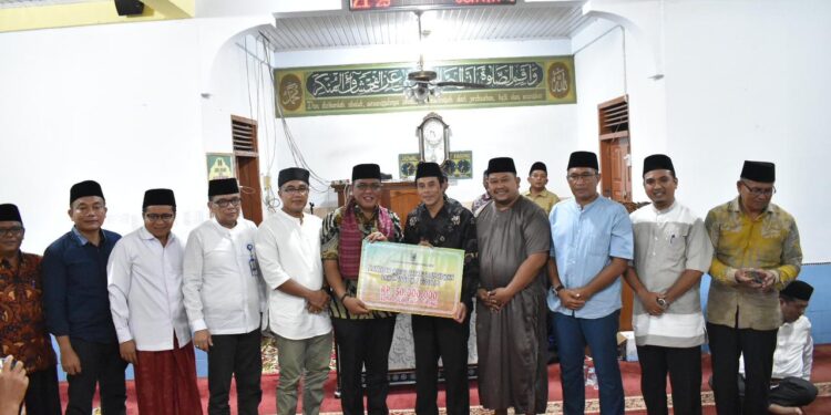 Safari Ramadan di Masjid Al-Husna, Ketua DPRD Sumbar Ajak Semua Pihak Bersama Atasi Persoalan di Masyarakat