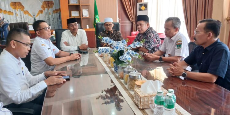 Sambut Kedatangan CJH, Wakil Ketua DPRD Sumbar Irsyad Syafar Tinjau UPT Embarkasi Haji Padang