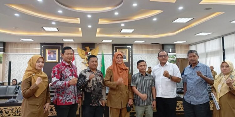 Komisi I DPRD Solsel Konsultasi Ranperda ke DPRD Sumbar