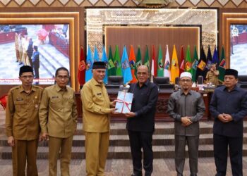 DPRD Sumbar Terima Nota Pengantar Tiga Ranperda