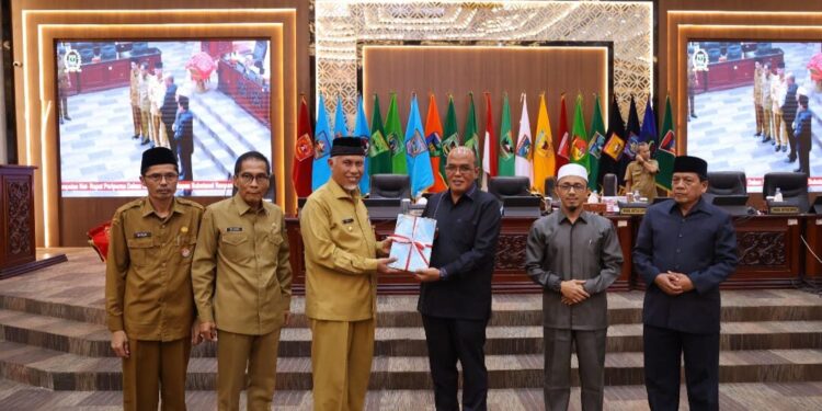 DPRD Sumbar Terima Nota Pengantar Tiga Ranperda