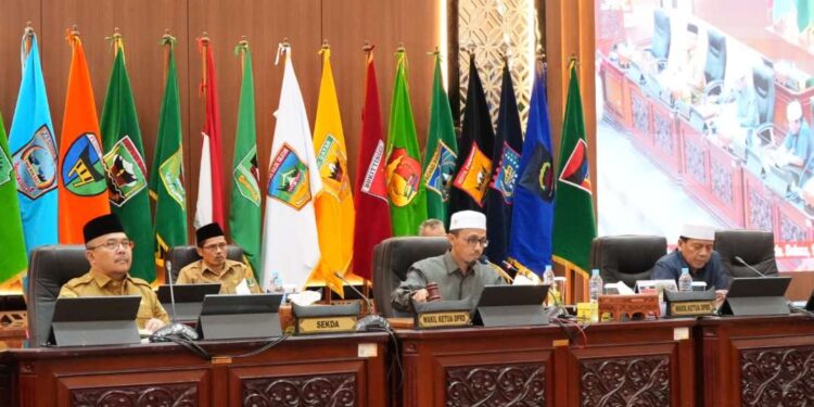 Dengar Jawaban Gubernur Soal Tiga Ranperda, DPRD Sumbar Tanyakan Kinerja Pendapatan Belanja dan Strategi Jangka Panjang