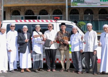 Ketua DPRD Sumbar Supardi Serahkan Ambulans ke Pengurus Masjid Baitul Mukmin Payakumbuh