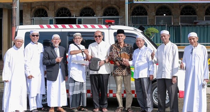 Ketua DPRD Sumbar Supardi Serahkan Ambulans ke Pengurus Masjid Baitul Mukmin Payakumbuh