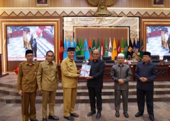DPRD Sumbar Terima Nota Pengantar Tiga Ranperda dari Gubernur