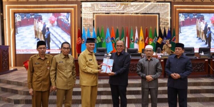 DPRD Sumbar Terima Nota Pengantar Tiga Ranperda dari Gubernur