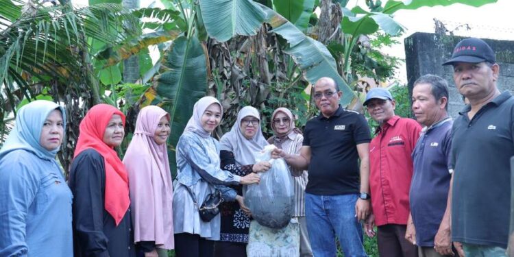 Lewat Dana Pokir, Ketua DPRD Sumbar Serahkan Benih dan Bibit Lele ke Pokdakan Koto Panjang