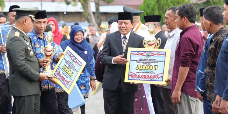 Hadiri Prosesi Penurunan Bendera HUT RI, Suwirpen Suib Doakan Masyarakat Semakin Sejahtera