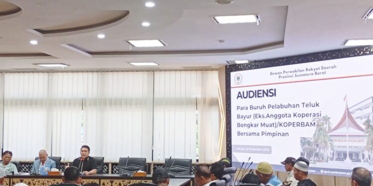 Uang Pensiun Tak Dibayar, Puluhan Eks TKBM Teluk Bayur Mengadu ke DPRD Sumbar