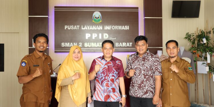 Wakil Ketua kunjungan kerja Ke SMAN 2 Sumbar, Dengar Aspirasi Guru dan Siswa Serta Tinjau Sarana dan Prasarana Asrama Sekolah