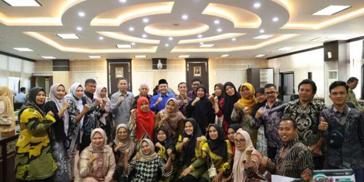 Honorer Pasbar Adukan Nasib ke DPRD Sumbar