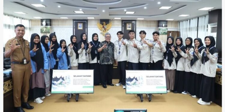 MPM-KM Universitas Adzkia Tugas Kedewanan ke DPRD Sumbar