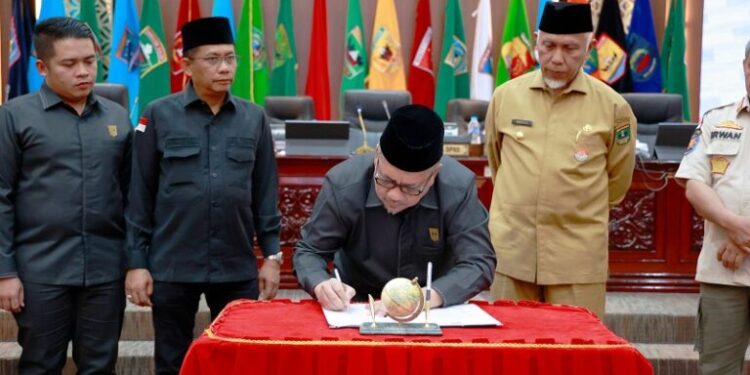 Tuntas Dibahas Komisi IV, DPRD Sumbar Sahkan Perda Pengelolaan Sampah