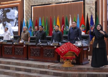 Gubernur Beri Jawaban atas Ranperda SPBE Melalui Rapat Paripurna DPRD