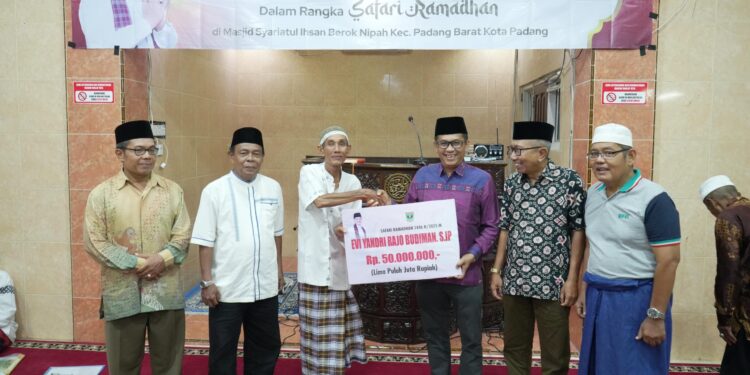 Safari Ramadhan, Evi Yandri Salurkan Bantuan Rp 50 Juta untuk Masjid Syariatul Ihsan