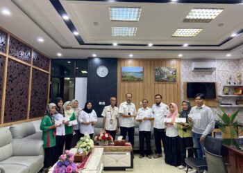 Sambut Ramadhan, Plt Sekwan Sumbar Maifrizon Beri Santunan untuk Keluarga Besar DPRD