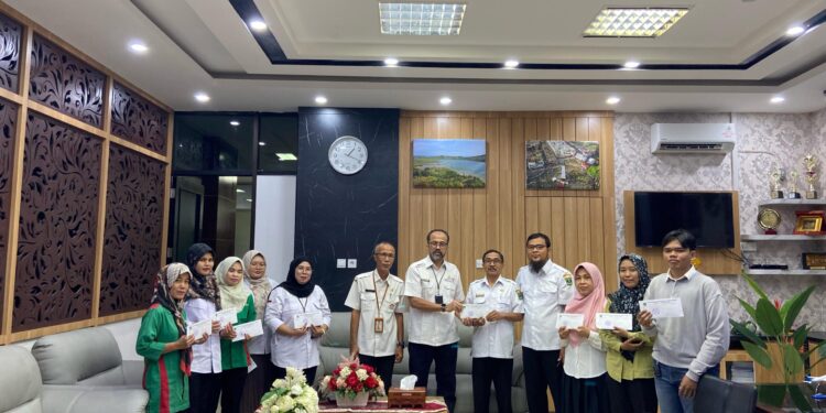 Sambut Ramadhan, Plt Sekwan Sumbar Maifrizon Beri Santunan untuk Keluarga Besar DPRD
