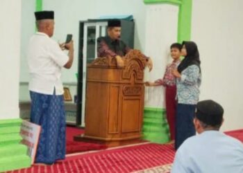 Wakil Ketua DPRD Sumbar Evi Yandri Subuh Mubarokah di Musala Al Muhajirin Rimbo Tarok