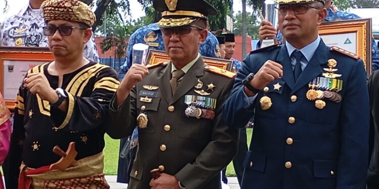 Hadiri Upacara Hardiknas 2025, Wakil Ketua DPRD Sumbar Evi Yandri Dukung Kebijakan Kementerian Pendidikan