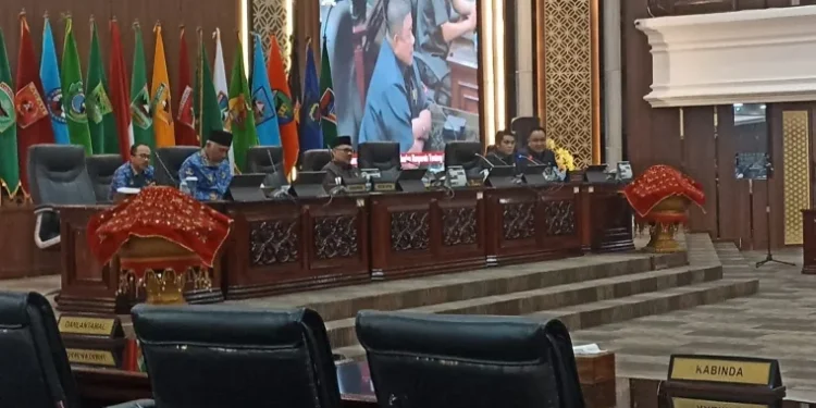 Rapat Paripurna DPRD Sumbar Dengar Jawaban Gubernur Terkait Pandangan Fraksi