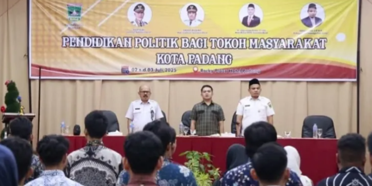 Wakil Ketua DPRD Sumbar Iqra Chissa Buka Bimtek Pendidikan Politik bagi Tokoh Masyarakat