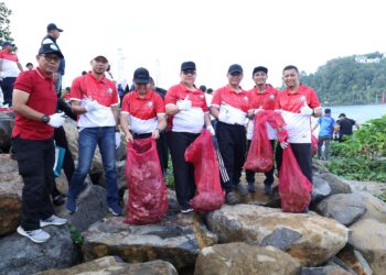 Ketua DPRD Sumbar Muhidi Ikut Aksi Bersih Pantai