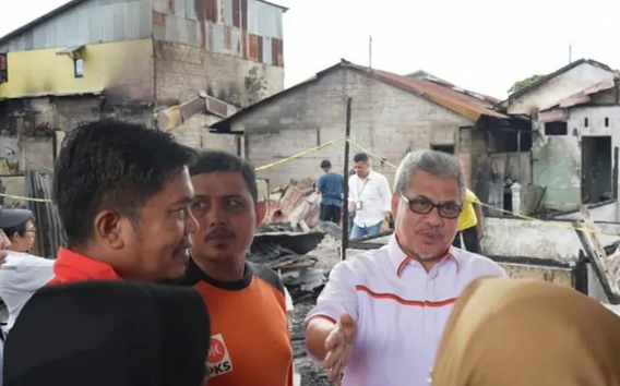 Ketua DPRD Sumbar Serahkan Bantuan ke Korban Kebakaran Pemancungan