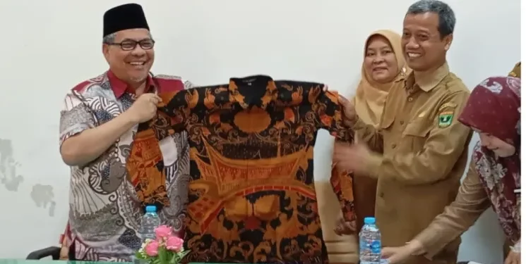 Muhidi Serahkan Baju Batik di Tiga SLTA