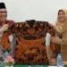 Muhidi Serahkan Baju Batik di Tiga SLTA