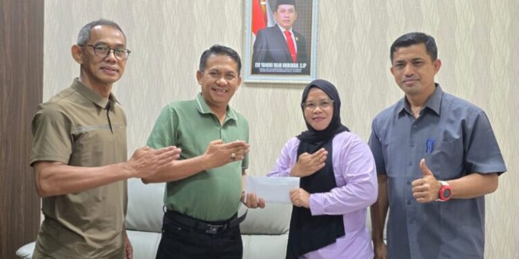 Evi Yandri Lepas Martinel Prihastuti Ikuti Ujian Kompetisi Wasit ke Bangladesh